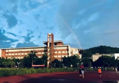 雨后操场